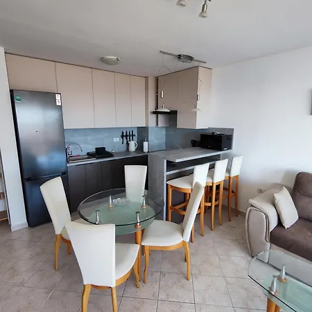 Sun Coast Apartment *